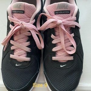Womens Nike Revolution Athletic Shoes Size 9